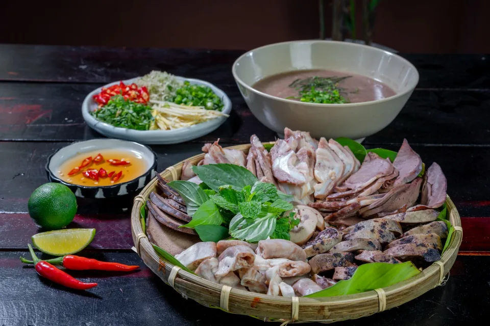 Bàn ăn tại Quán Cơm Cô Bé